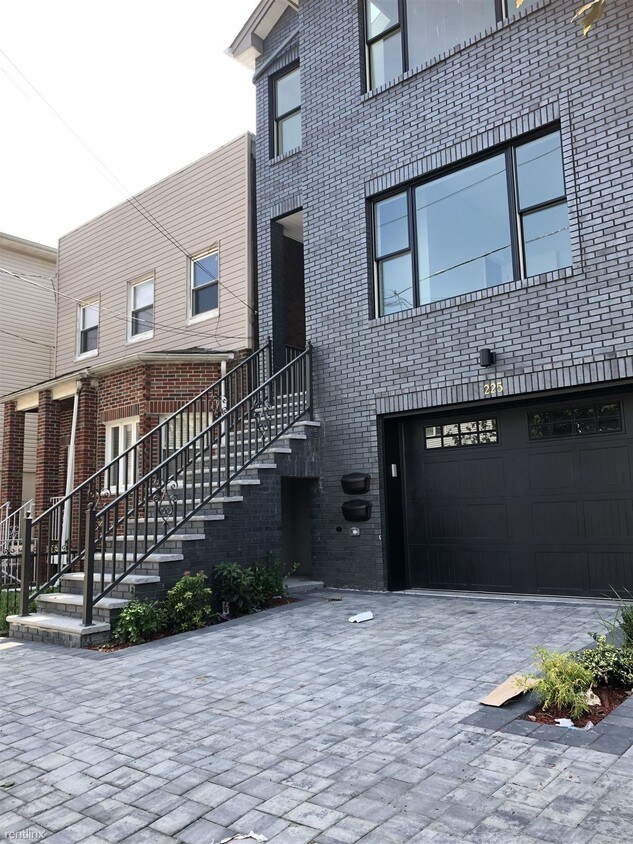 Foto principal - 225 South St