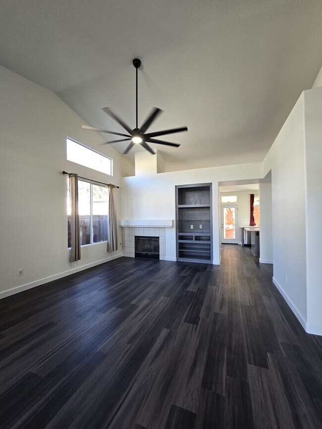 Foto del edificio - Newly Remodeled 4-Bedroom Home in Desirable Community