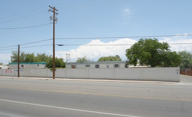 Building Photo - Flamingo Palms