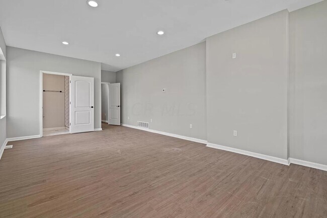 Building Photo - 534 Oakwood Ave