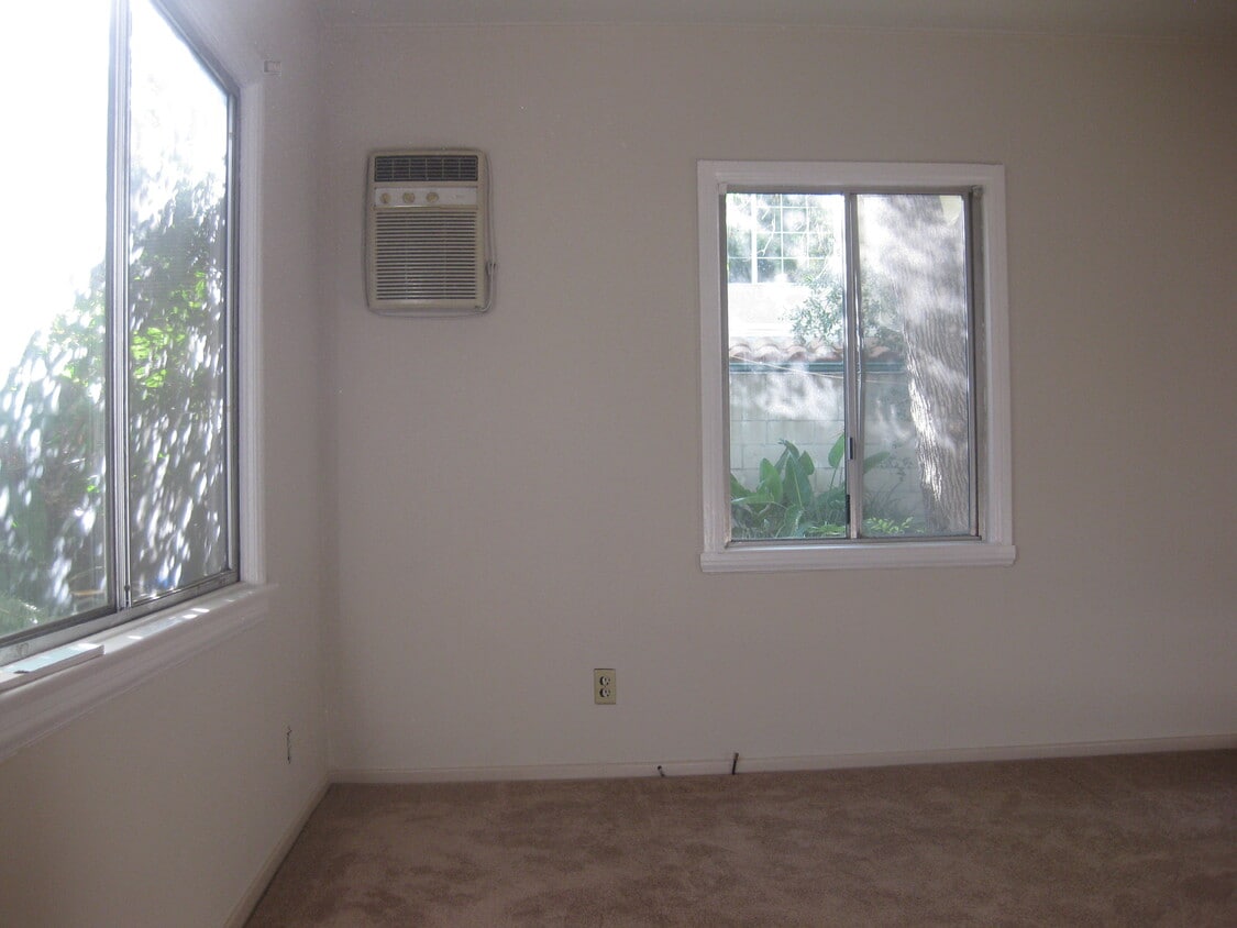 living room - 3351 Montrose Ave