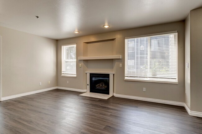 Foto del edificio - 2 Bed 1 Bath Condo with an Office!