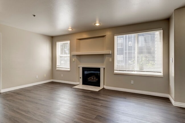 Building Photo - 2 Bed 2 Bath Condo with an Office!