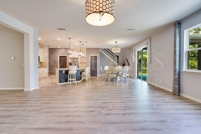 Foto del edificio - Spacious 4 Bedroom Home with Loft – Prime ...