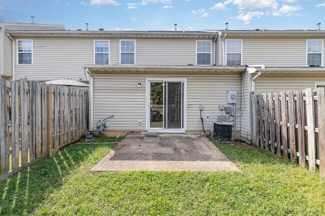 Building Photo - 3 Bedroom Townhome in Lee's Hill!