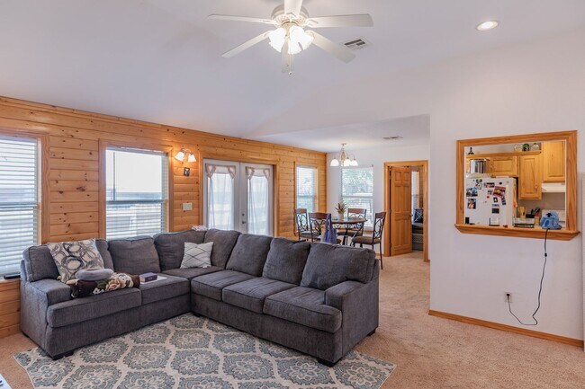 Building Photo - Beautiful 3 Bed 2 Bath Home