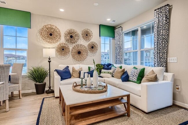 Foto del edificio - Embrace urban living in Highlands Ranch, CO with a new home at Verona.