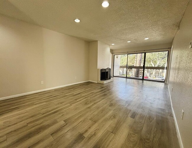 Foto del edificio - 12100 Melville Dr