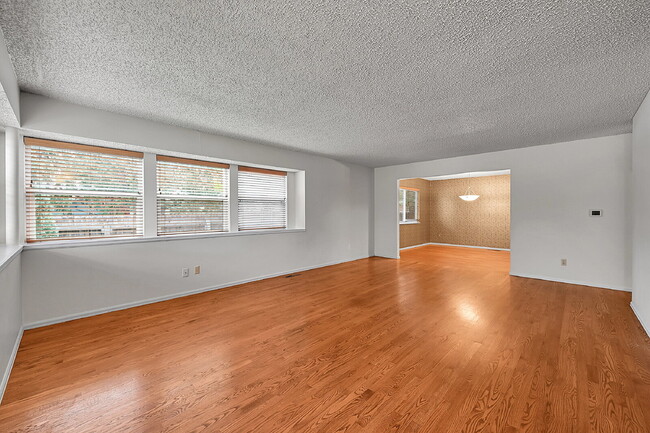 Building Photo - $2,895.00, 4 bed, 3.5 bath, located in Col...