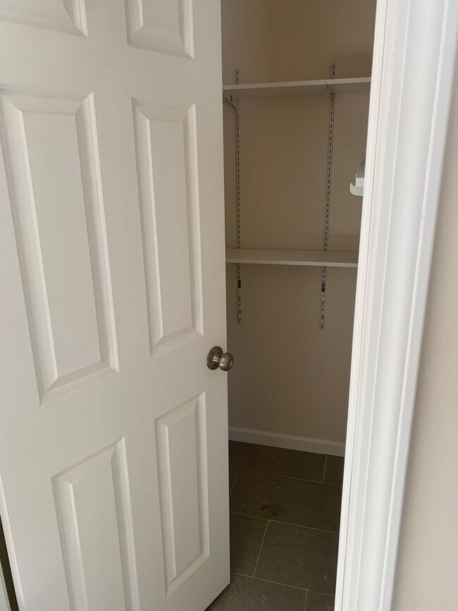 Foto del edificio - New Large 2-bedroom Guilford Lake