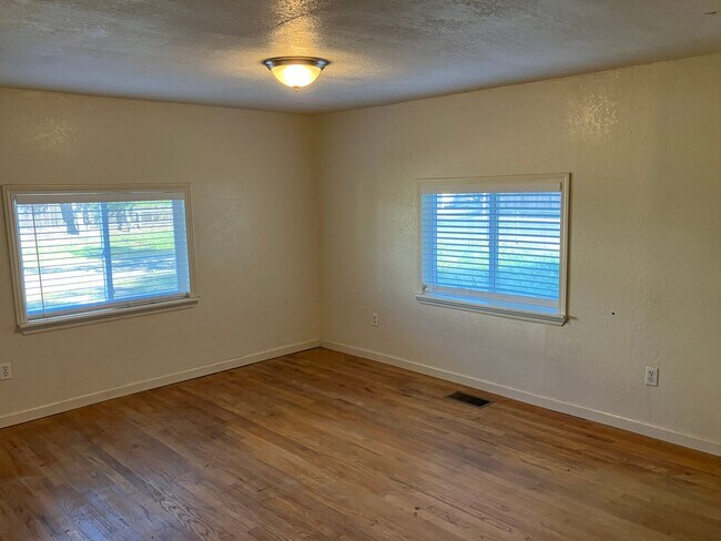 Foto del edificio - 1351 Leonard Ave