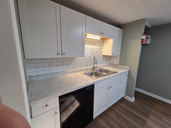 Foto del edificio - 2422-2424-2424 Tinnell Ct