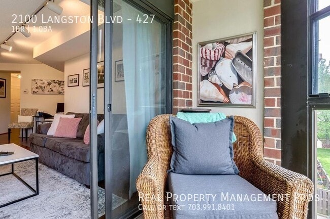 Building Photo - Stunning & Spacious Astoria Condo- Walk to...
