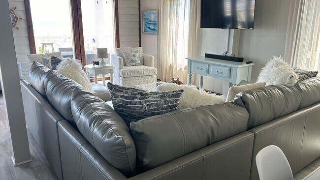 Foto del edificio - Mesmerizing Beachfront Retreat at Surfside...
