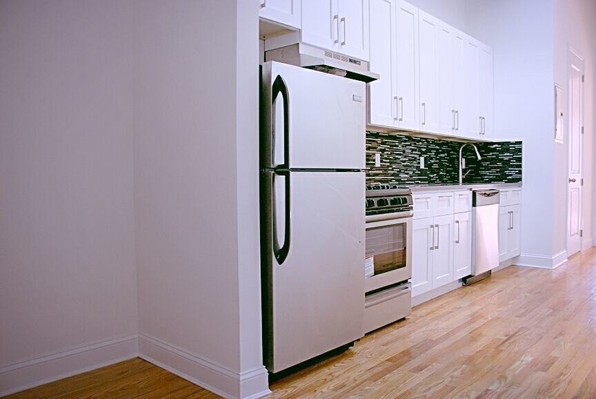 Primary Photo - 935 Metropolitan Ave