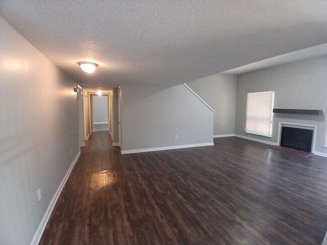 Building Photo - Newly Refreshed 3 bedroom 2 bath Duplex - Open To Section 8