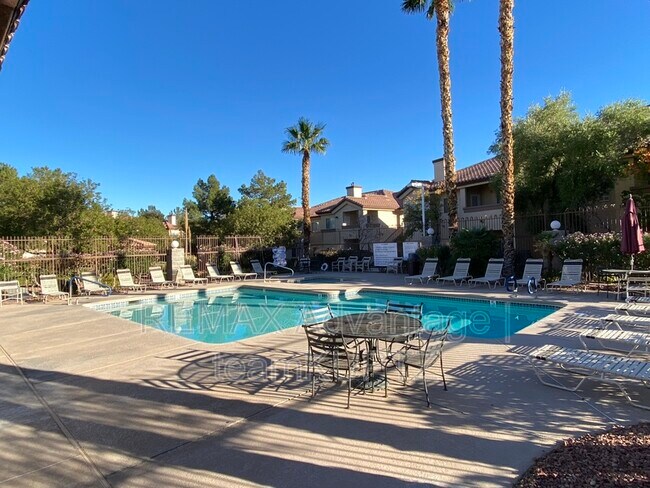 Foto del edificio - 8501 W University Ave