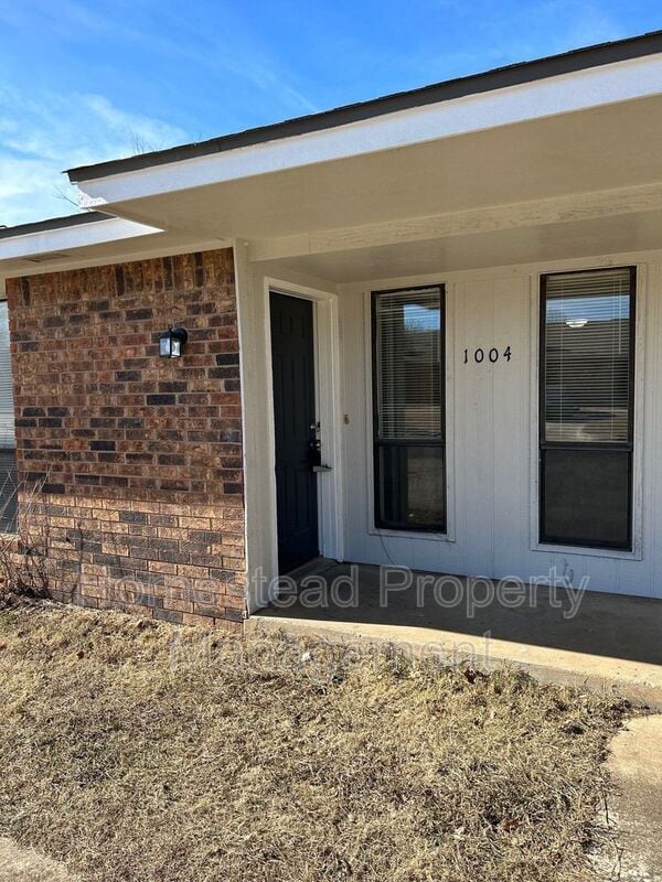 Primary Photo - 1004 Acacia Cir