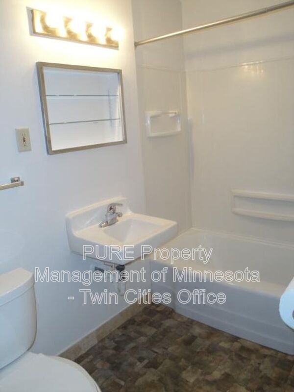 Foto del edificio - 656 Iowa Ave W