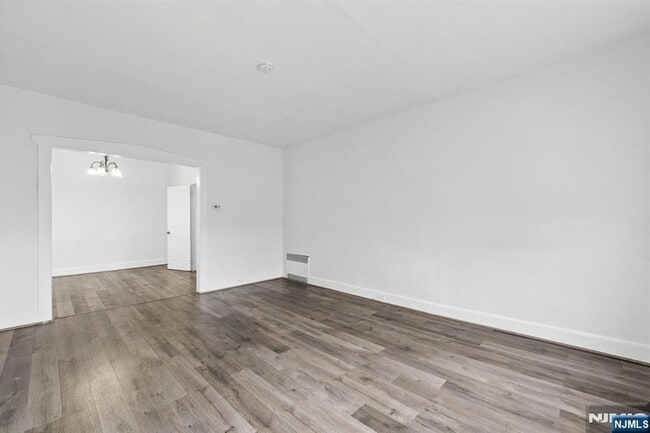 Foto del edificio - 105 Van Riper Ave