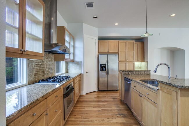 Foto del edificio - Contemporary 3 Bed in Oak Lawn • Amazing A...