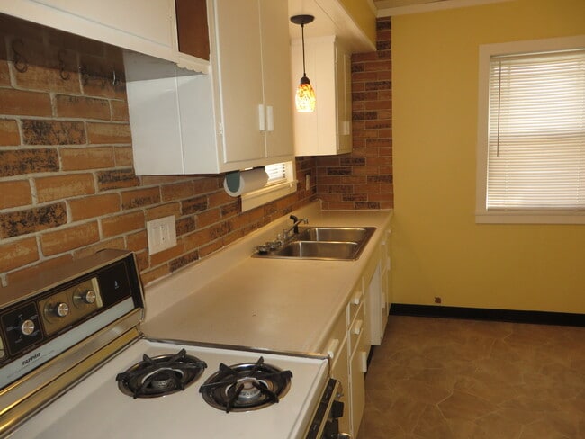 Building Photo - 826 Nuttman Ave