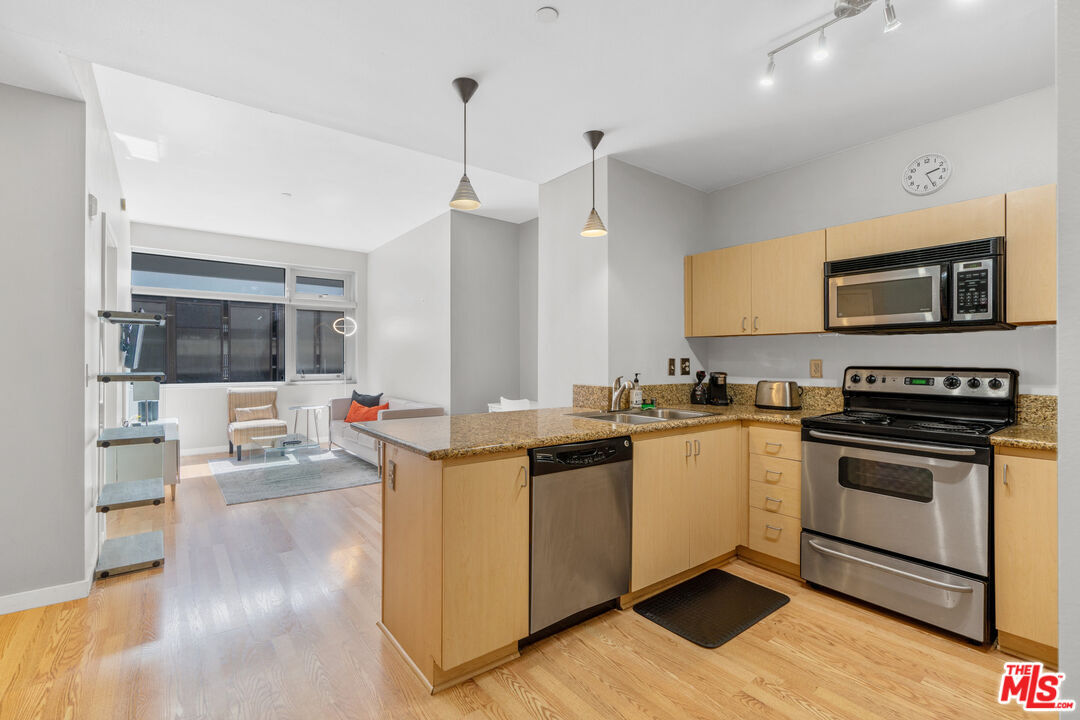 Primary Photo - 630 W 6th St