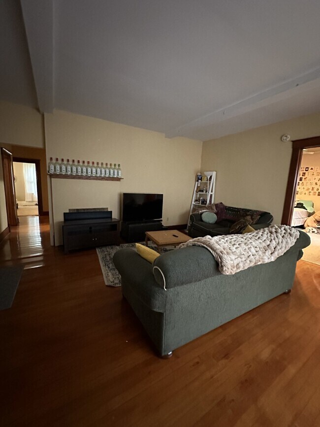 Building Photo - Nice 3 Bed 1 Bath near UWEC! Available June 1st