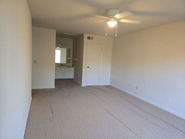 Building Photo - Spacious 1 Bedroom, 1.5 Bath Townhouse – Minutes from Nashville