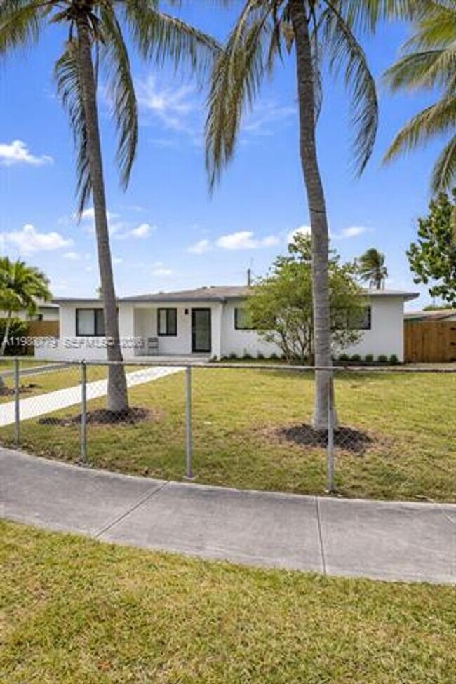 Building Photo - 9831 Martinique Dr
