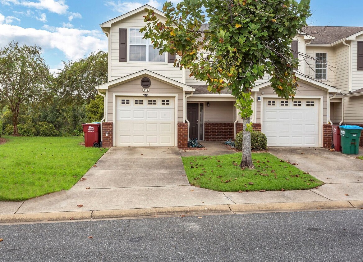 Foto principal - 3/2.5 Crestview Townhome with Community Po...