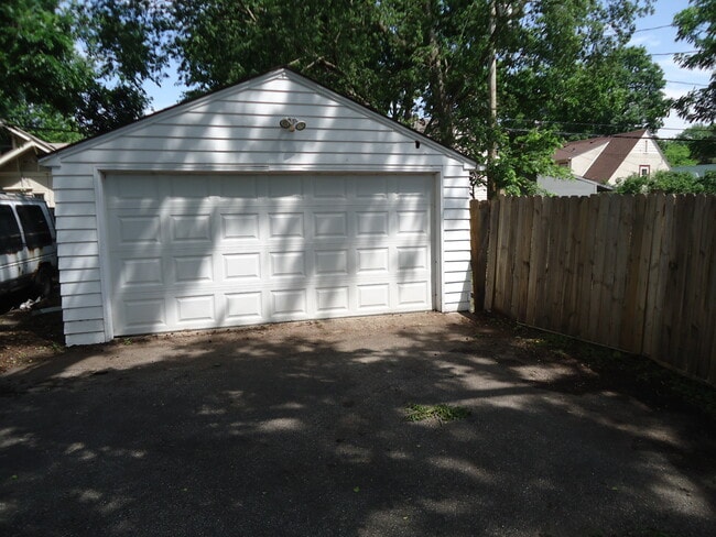 Building Photo - 5429 Harriet Ave