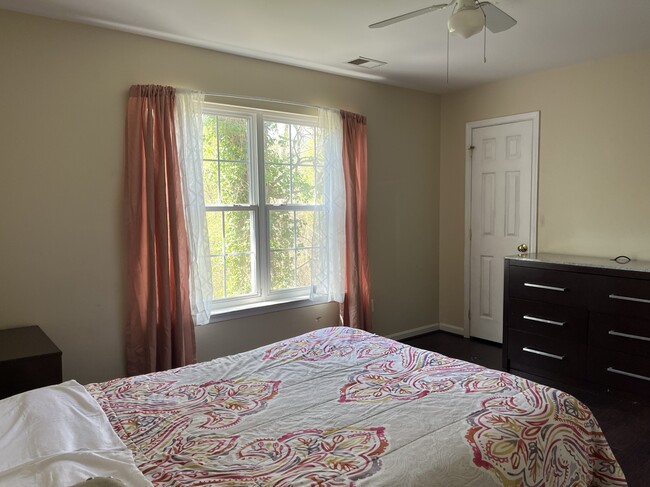 Foto del edificio - 423 Ethan Allen Ave