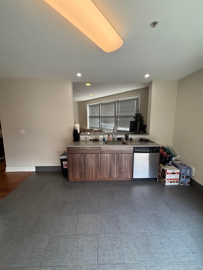 Building Photo - 100 Marshall St