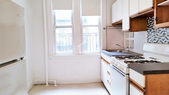 Building Photo - 1 bed 1 bath on Comm Ave in Brighton available 11/1