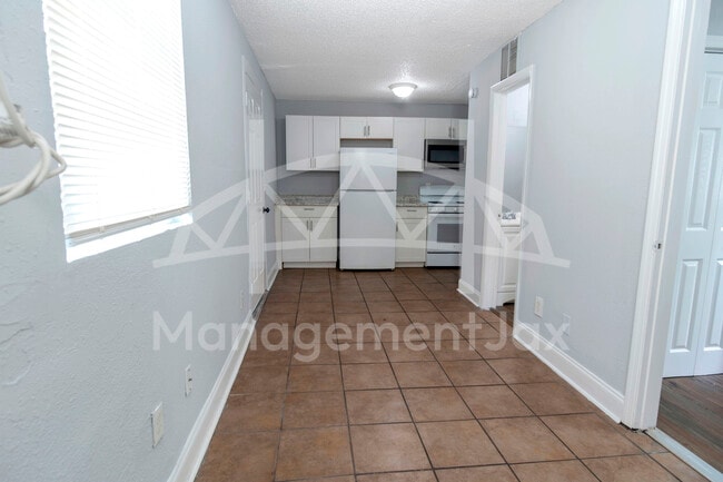 Building Photo - 1044 W 28th St