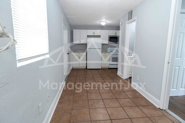 Foto del edificio - 1044 W 28th St