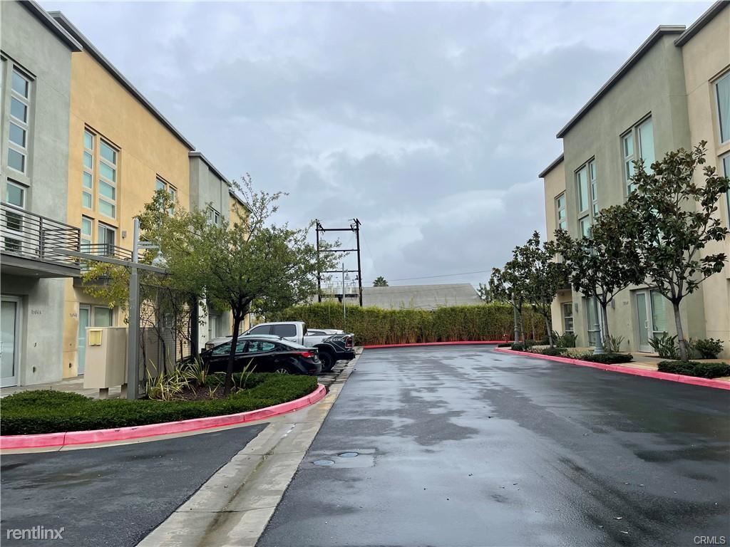 Foto principal - 4 br, 2.5 bath Triplex - 1504 W Artesia Sq...