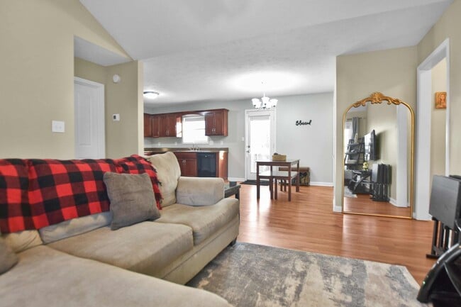 Foto del edificio - Pet Friendly Three Bedroom with Bonus!