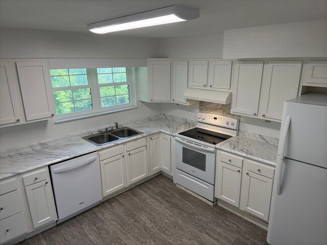 KITCHEN - 702 Pearl Dr