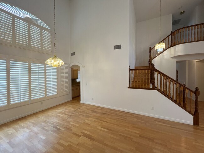 Foto del edificio - GET READY FOR SUMMER IN THIS BEAUTIFUL 5 BEDROM 3 BATHROOM HOME WITH A STATE OF THE ART APPLIANCE...