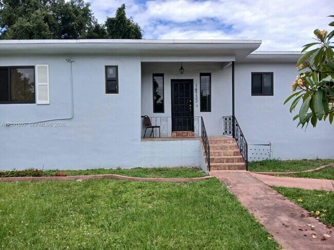 Foto del edificio - 1400 NE 148th St