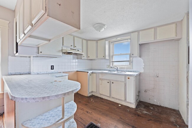 Building Photo - 877 Bertha Ave