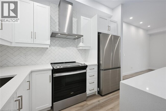 Building Photo - 153 Wilson St W