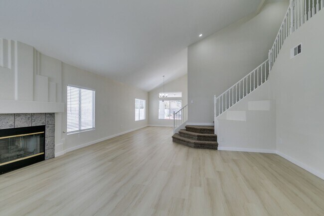 Foto del edificio - Stunning 3 Bedroom, 2.5 Bathroom Home in E...