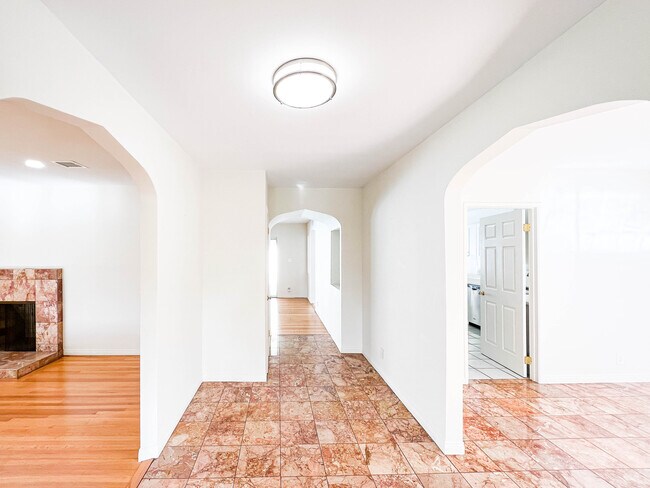 Foto del edificio - 1635 Hazbeth Ln