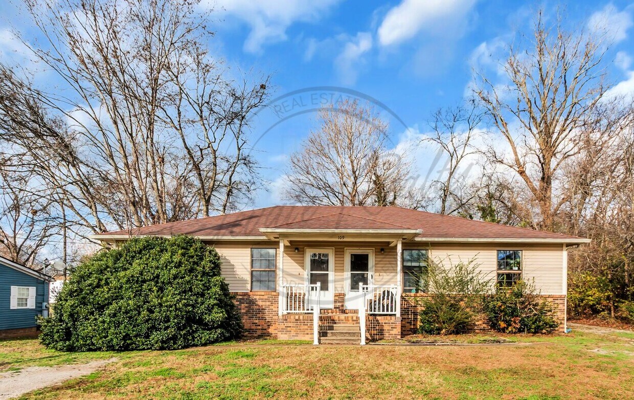 Foto principal - Two Bedroom Ranch Duplex in North Columbia (1/2 off first months rent)!