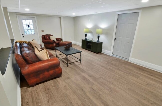 Building Photo - 73 Willow Tree Cir