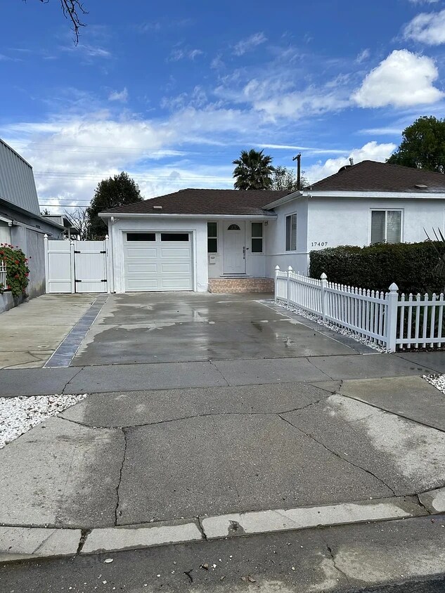 Foto principal - 17407 Califa St