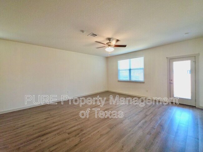Foto del edificio - 14301 Mcarthur Dr